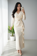 Vestido Ivory Ruffle – Gown Crema Manga Larga Escote V Cruzado con Volantes & Cinturón Dorado cod.690