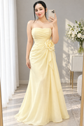 Vestido amarillo mantequilla strapless drapeado con flor 3D cod. VC008