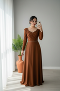 Vestido Largo Terracota con Cuerpo Cruzado y Cinturón de Perlas cod.V239