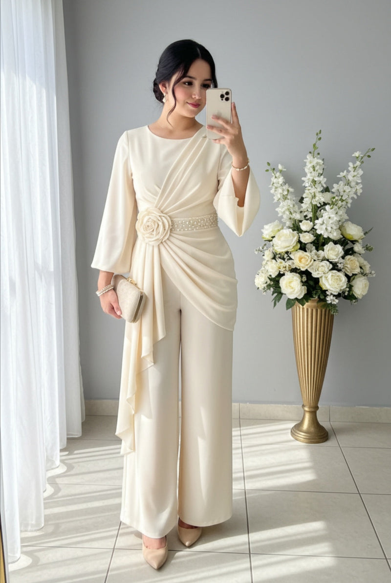 Enterizo Crema Palazzo con Rosa 3D, Cinto de Perlas y Capa Drapeada cod.E819