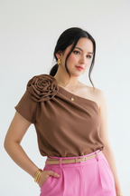 Blusa Café Asimétrica con Rosa en Hombro - Elegante y Sofisticada cod.306