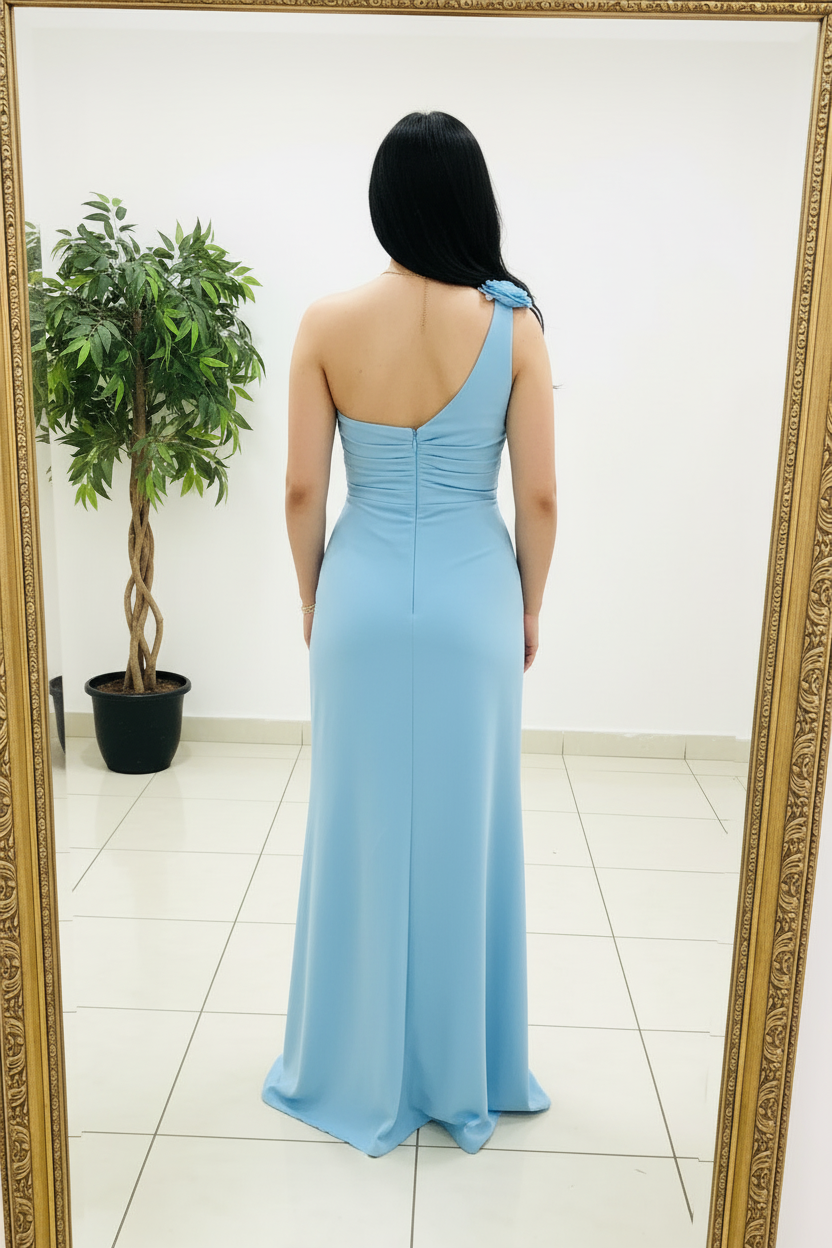 Vestido Largo Azul Cielo Un Hombro con Rosas 3D y Abertura Frontal cod.475
