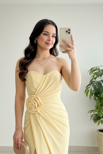 Vestido Largo Amarillo Pastel Strapless con Rosa 3D y Abertura Frontal cod.435