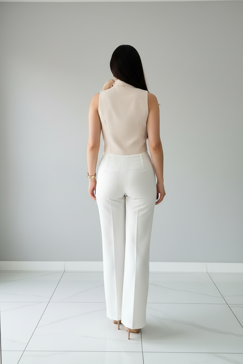 Conjunto Chaleco Beige con Rosa 3D y Pantalón Blanco Bootcut cod.392
