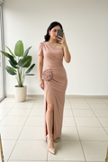 Vestido Largo Rosa Palo Un Hombro con Rosa 3D y Abertura Lateral cod.467