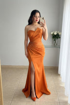 Vestido largo naranja strapless drapeado con abertura cod. VC020