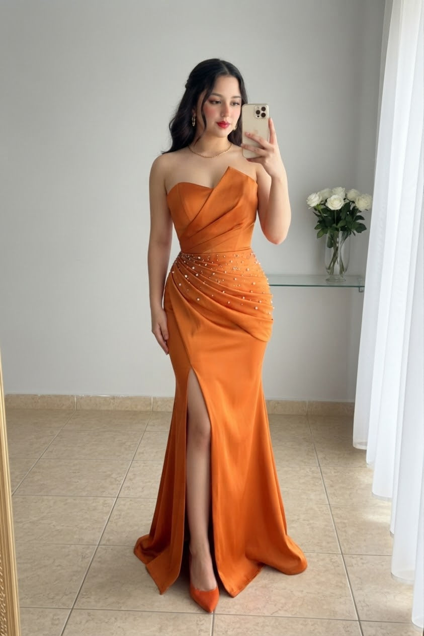 Vestido largo naranja strapless drapeado con abertura cod. VC020