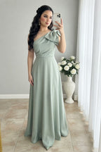 Vestido largo verde salvia de un hombro con gran lazo cod. VC015
