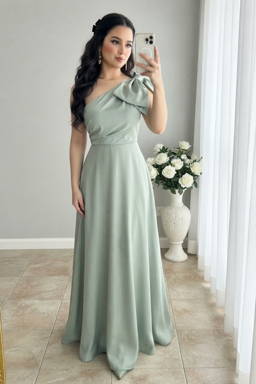 Vestido largo verde salvia de un hombro con gran lazo cod. VC015