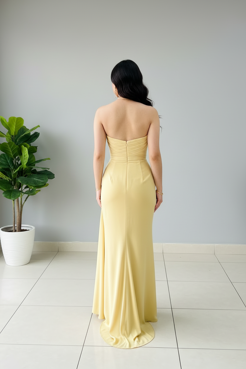 Vestido Amarillo Pastel Strapless con Drapeado Cruzado y Abertura Lateral cod.372