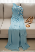 Vestido Largo Azul Cielo Un Hombro con Flores 3D y Abertura Frontal cod.477