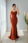 Vestido Sirena Terracota — Escote Corazón Strapless, Flores 3D & Corpiño Fruncido cod.896