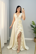 Vestido Crema Escote V Volantes Rosa Abertura cod.V333