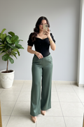 Conjunto Elegante: Top Negro con Tachuelas + Pantalón Verde Salvia Pierna Ancha - Sofisticado cod.337