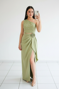 Conjunto Dos Piezas Verde Oliva Top Bordado Floral con Perlas y Rosa 3D cod.C947
