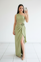Conjunto Dos Piezas Verde Oliva Top Bordado Floral con Perlas y Rosa 3D cod.C947