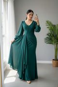 Vestido Verde Esmeralda Chiffon con Mangas Bishop y Capa Drapeada cod.V675