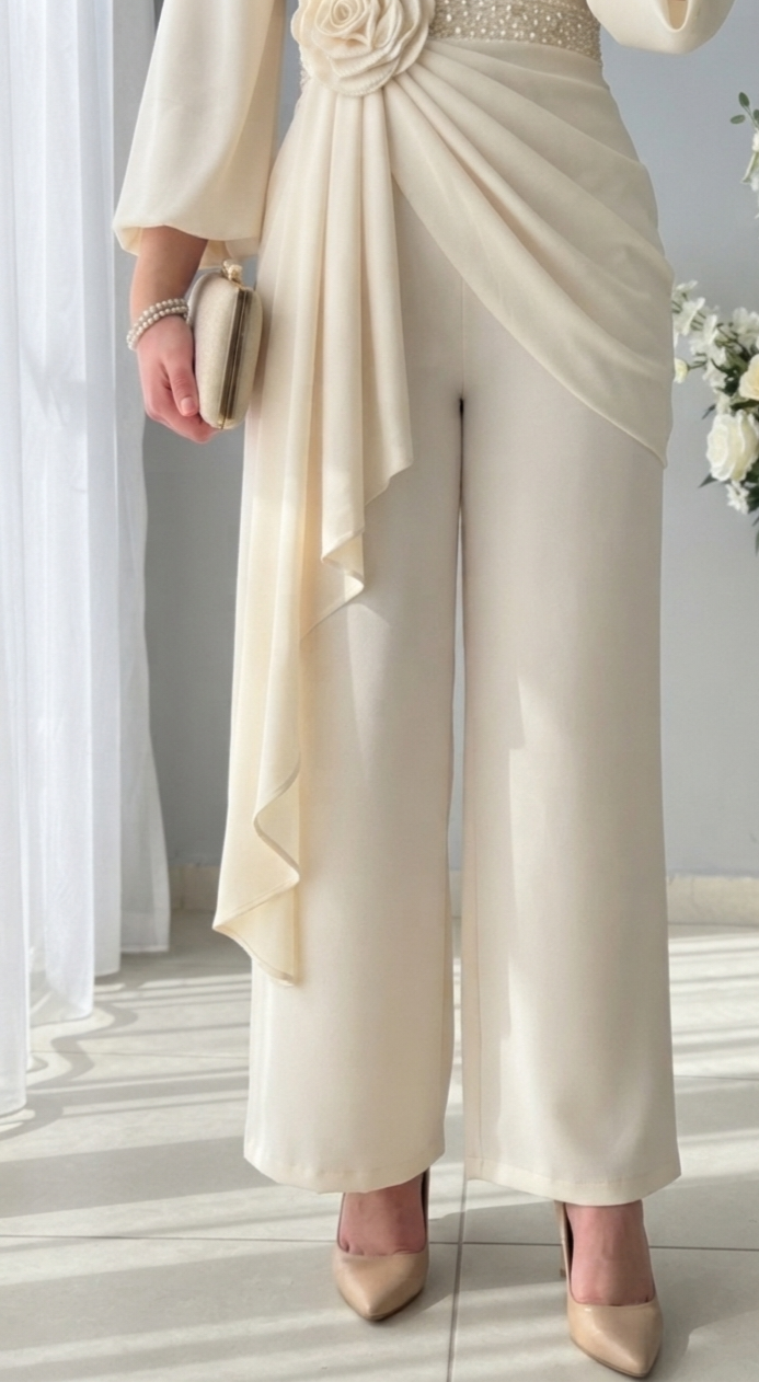 Enterizo Crema Palazzo con Rosa 3D, Cinto de Perlas y Capa Drapeada cod.E819