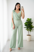 Conjunto Verde Sage Top Un Hombro Rosa 3D con Palazzo y Cinturón cod.C288