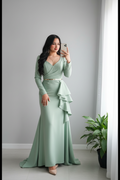 Vestido Sage Green Ruffle – Gown Verde Menta Manga Larga Escote V con Volantes en Cascada & Cinturón Plateado cod.693