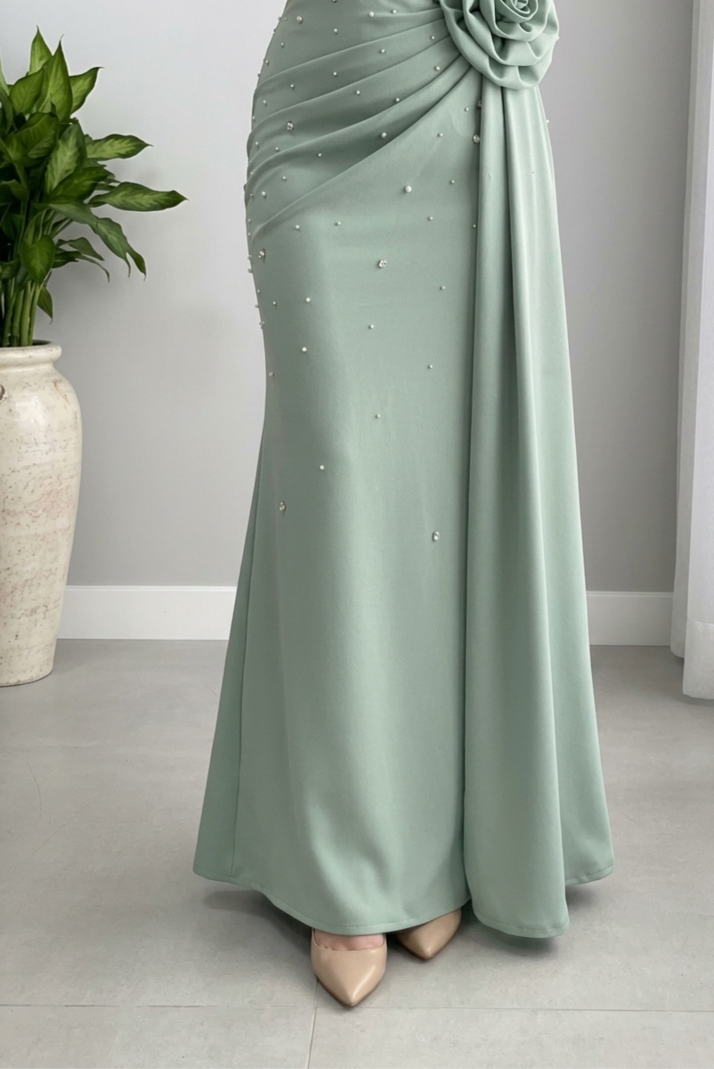 Vestido Verde Salvia Sirena con Corset de Perlas, Rosa 3D y Manga Drapeada cod.V821