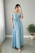Vestido Azul Cielo — Rosa 3D & Hombros Descubiertos cod.855