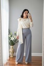 Conjunto Blusa Blanca con Fular y Pantalón Gris cod.C332