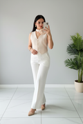 Conjunto Chaleco Beige con Rosa 3D y Pantalón Blanco Bootcut cod.392