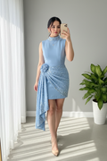 Vestido Azul Acero Cuello Alto Perlas Rosa 3D Falda Drapeada Cola Asimétrica cod.943