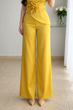 Conjunto amarillo dorado top drapeado con rosa 3D y pantalón palazzo cod. CJ007