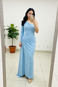 Vestido Largo Azul Cielo Un Hombro Manga Larga con Drapeado y Cola cod.479