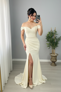 Vestido Marfil Sirena Off-Shoulder con Perlas Dispersas y Abertura cod.0074