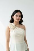 Blusa Elegante Marfil Asimétrica con Rosa 3D - Un Hombro Sofisticada cod.327