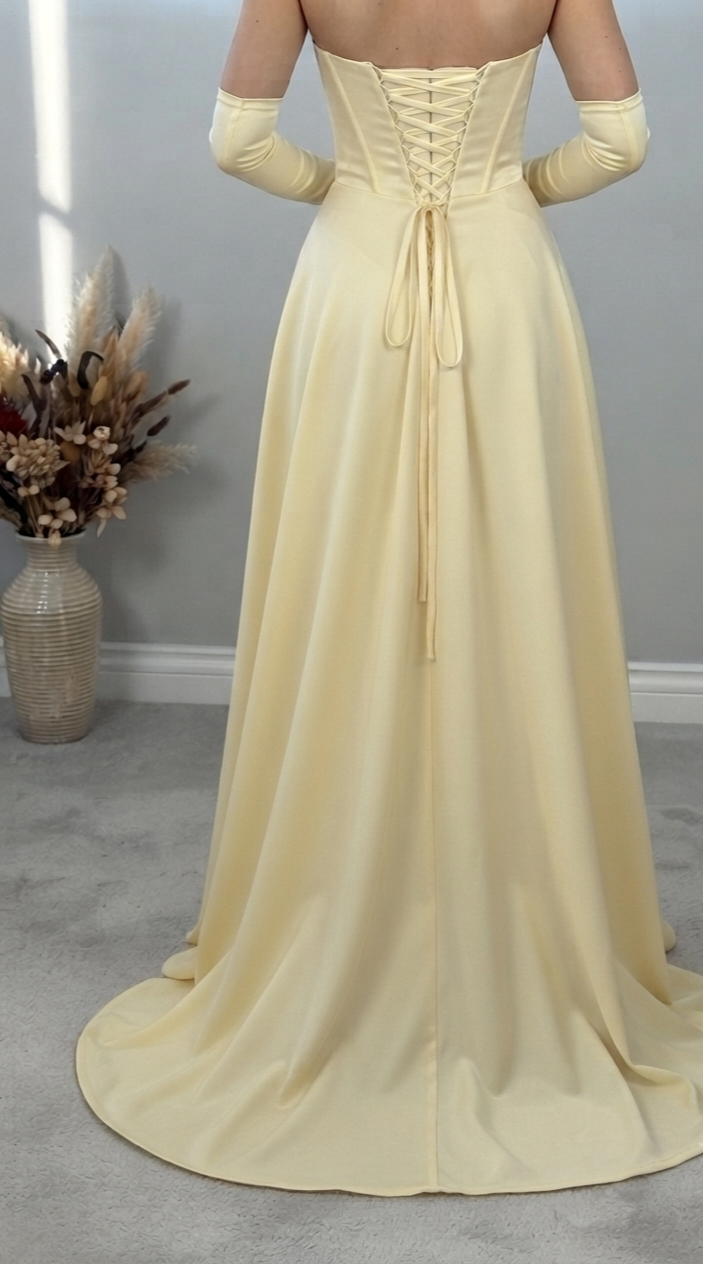 Vestido Amarillo Mantequilla con Corset de Perlas, Rosa 3D y Guantes