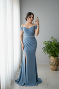 Vestido Azul Acero Sirena Off-Shoulder con Perlas y Abertura cod.0073
