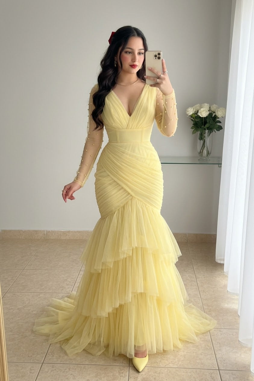 Vestido largo amarillo con mangas de perlas y tul en capas cod. VC034