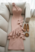 Vestido Rosa Nude Un Hombro con Rosa 3D y Volantes en Cascada Triple cod.450