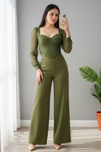 Conjunto verde oliva corset con mangas de tul y perlas doradas con pantalón palazzo