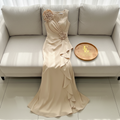 Vestido Largo Champagne con Dos Rosas 3D Artesanales y Volantes en Cascada cod.430