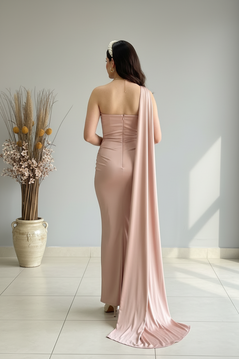 Vestido Rosa Palo Satínado Halter Drapeado con Capa Lateral Larga cod.448