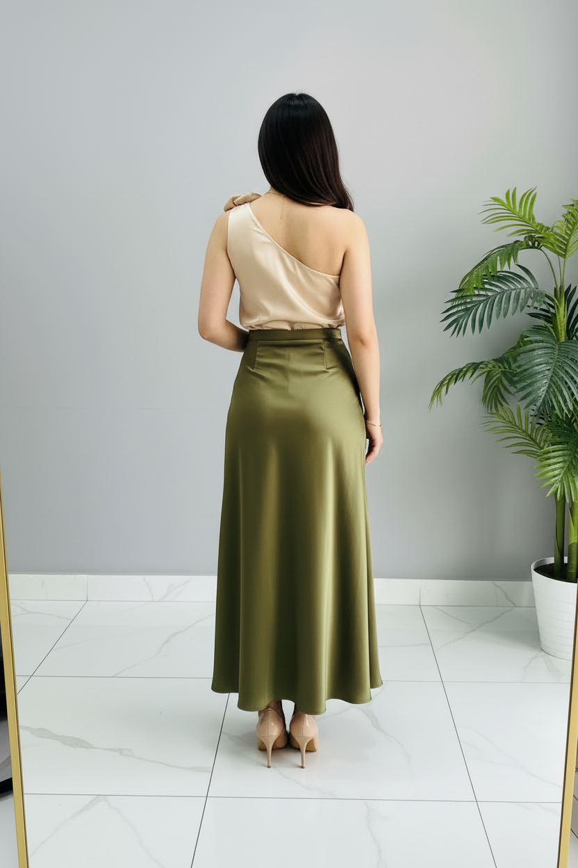 Conjunto Top Champagne con Rosa 3D y Falda Midi Verde Oliva Satinada cod.393