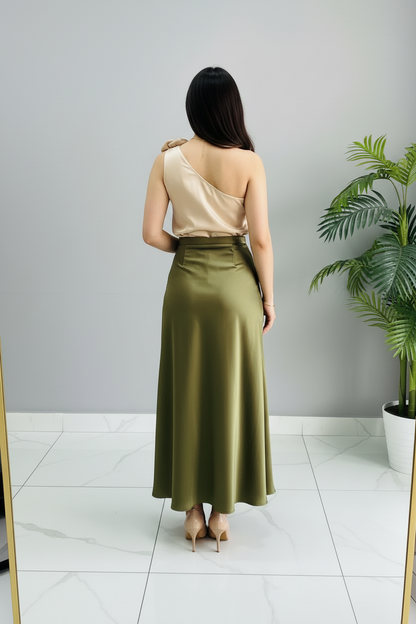 Conjunto Top Champagne con Rosa 3D y Falda Midi Verde Oliva Satinada cod.393