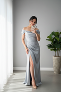 Vestido Gris Perla Off-Shoulder Drapeado Abertura cod.924