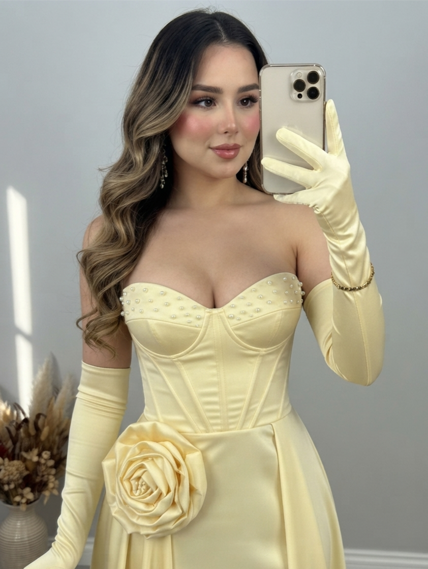 Vestido Amarillo Mantequilla con Corset de Perlas, Rosa 3D y Guantes