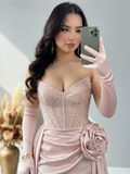 Vestido Rosa Palo con Corset de Perlas, Rosa 3D y Guantes