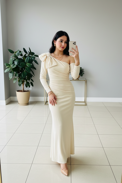 Vestido Elegante Crema con Moño One Shoulder - Manga Larga Sirena Largo cod.360