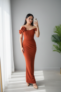 Vestido Terracota Off-Shoulder Corset Rosa 3D y Falda Sirena Drapeada cod.766