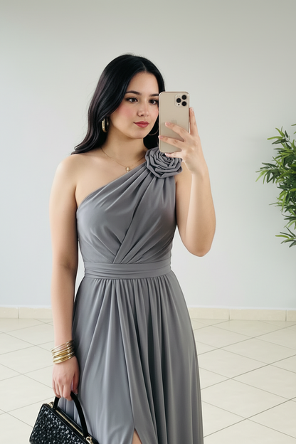 Vestido Gris Acero Un Hombro con Rosa 3D y Abertura Frontal cod.443