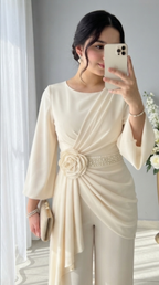 Enterizo Crema Palazzo con Rosa 3D, Cinto de Perlas y Capa Drapeada cod.E819