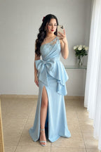Vestido largo celeste de un hombro con pedrería y gran lazo cod. VC014